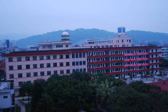 校园2_教学楼正面.JPG